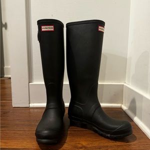 Black, tall, Women’s size 7 Hunter rain/snow boots